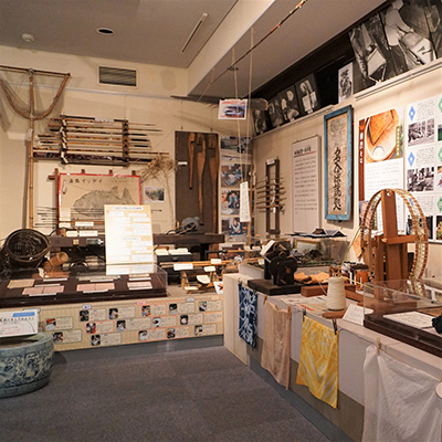 地場産業コーナー（織物・和竿等）