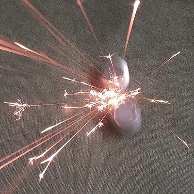 火花散るベーゴマ勝負